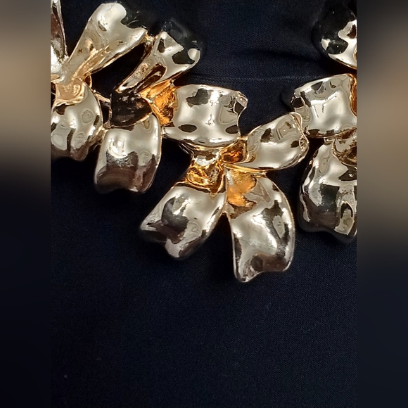 💖STUNNING💖Gold-Tone Flower Hinged Open Choker Necklace, NWT - Picture 10 of 11